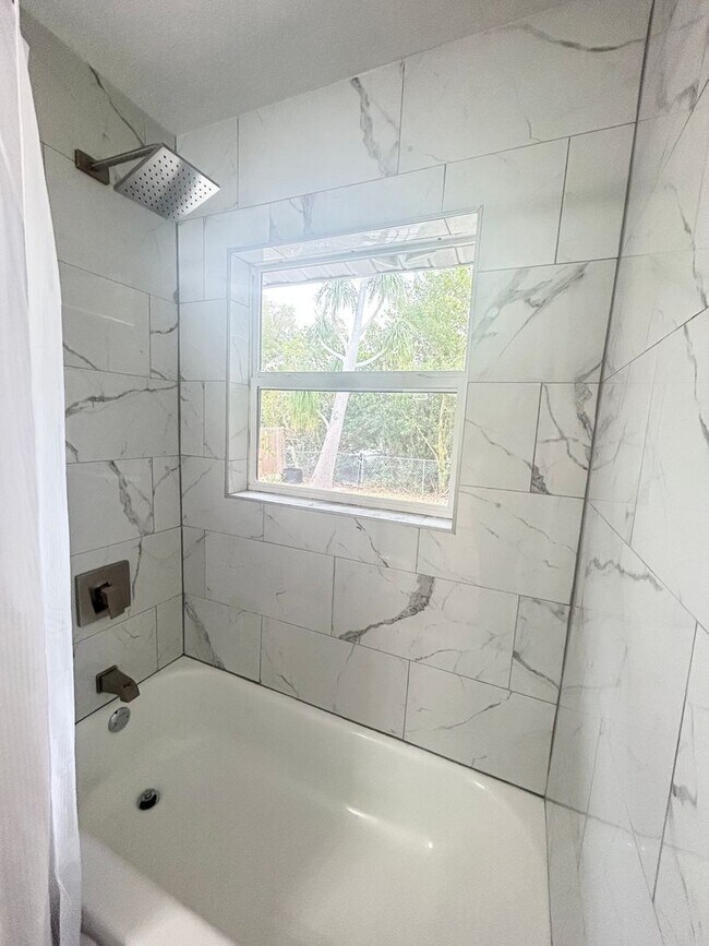 Building Photo - Charming 2 bedroom/1 Bathroom Home in Shore Acres