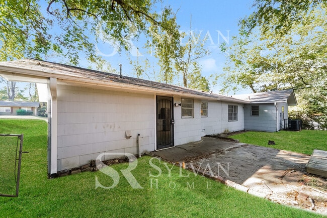 Building Photo - Updated 3 bedroom rancher!