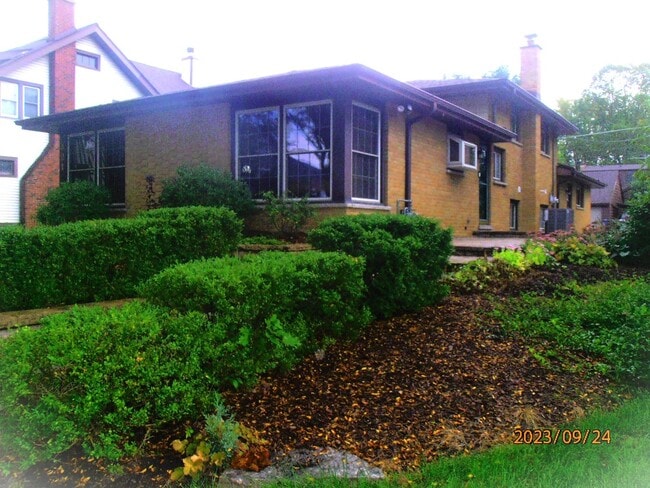 Building Photo - 421 N Elm St