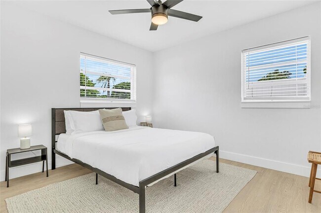 Building Photo - 1921 Fern Ave