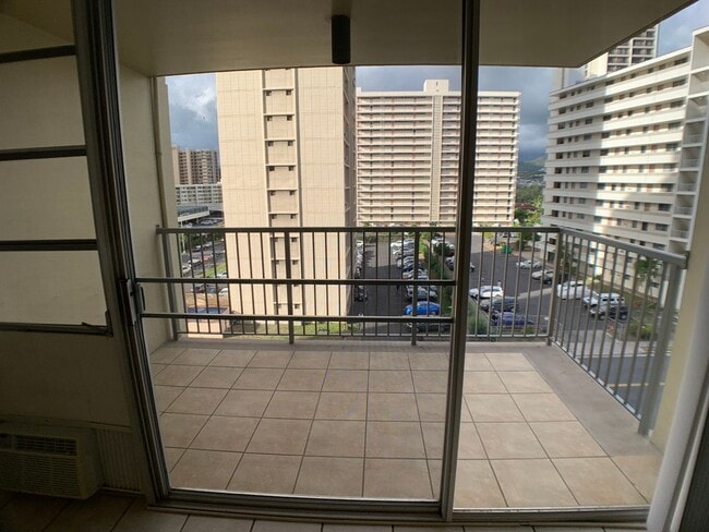Building Photo - $2600, 2BR/2BA Salt Lake (Honolulu) -with A/C, 1 assigned parking