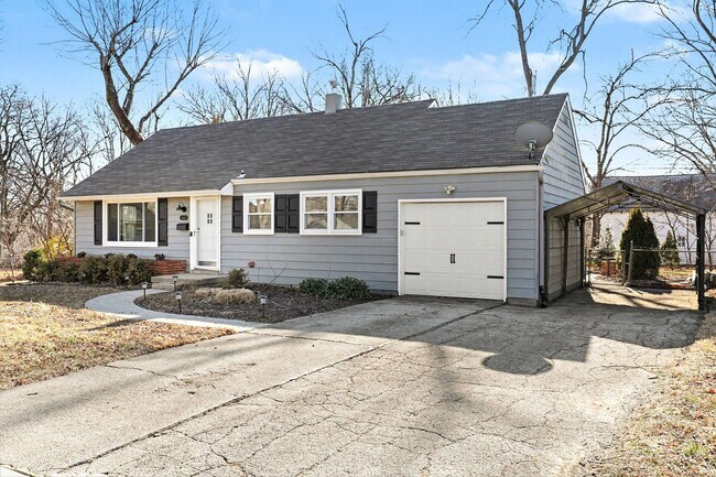 Building Photo - Remodeled 2 Bedroom 1.5 Bath - Overland Park