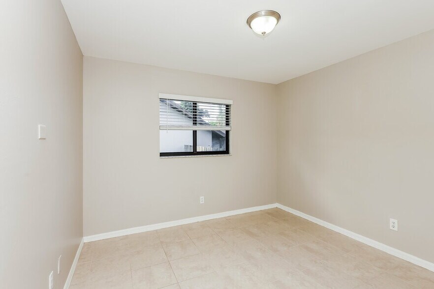 Building Photo - 2126 SW 14th Ave