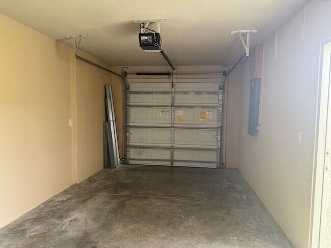 Building Photo - Spacious 3 Bed / 2 Bath Home in the Heart ...
