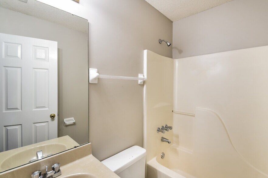 Building Photo - 6991 Raleigh Lagrange Rd