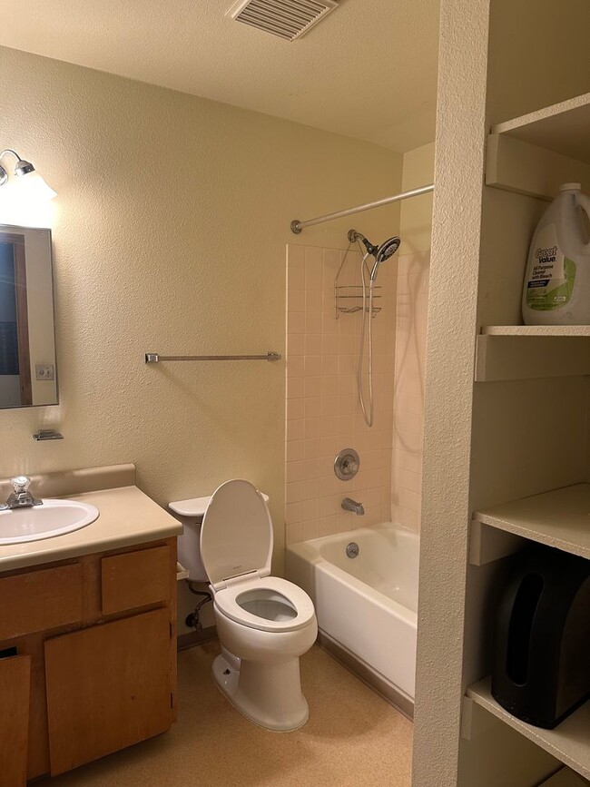 Building Photo - Partially furnished/heat included/4 bedroom