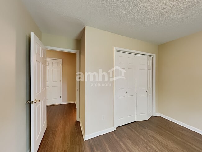 Building Photo - 6771 Oakmoor Cir S