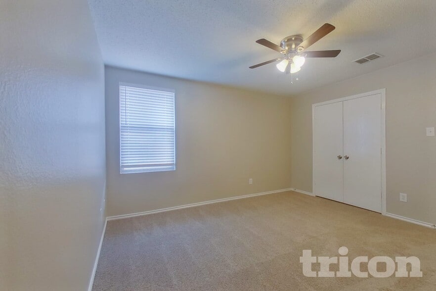 Building Photo - 2029 W Grove Ln