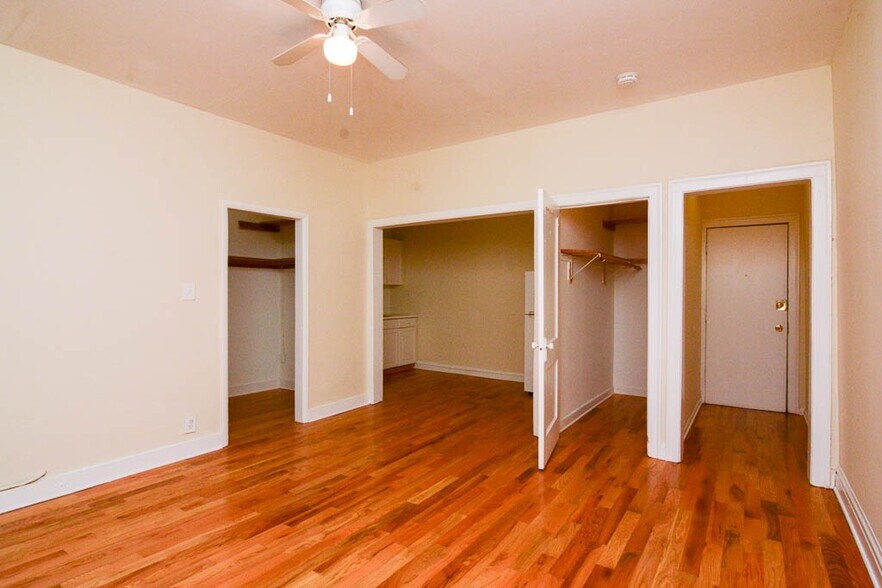 Building Photo - 544 W Wellington Ave