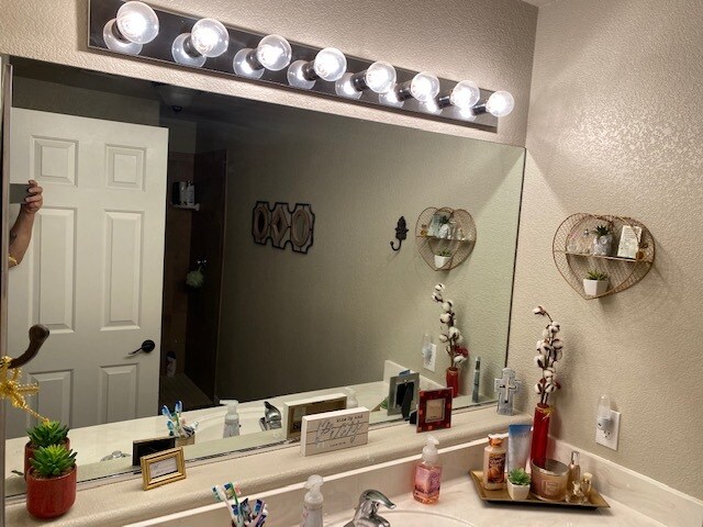 Building Photo - 2422 E Prickly Pear Dr