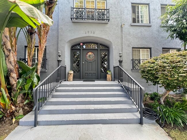 Building Photo - 1960 Argyle Ave