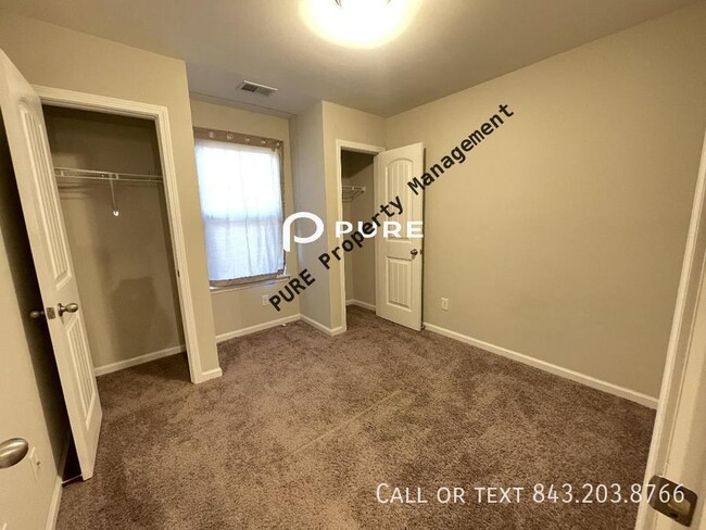 Building Photo - 3 BR Available now in Lakeview Commons!