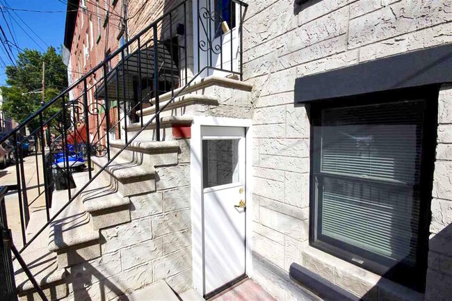 Private entrance - 156 6th St