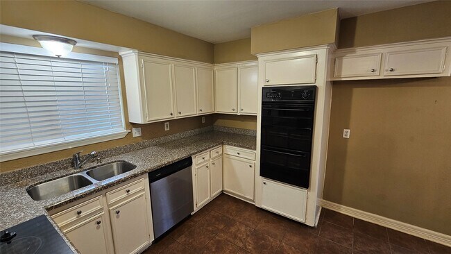 Building Photo - 14807 Spring Lake Dr