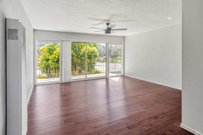 Building Photo - 363 Eden Roc Dr