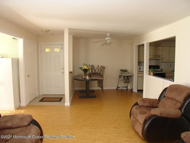 Building Photo - 720 Zlotkin Cir