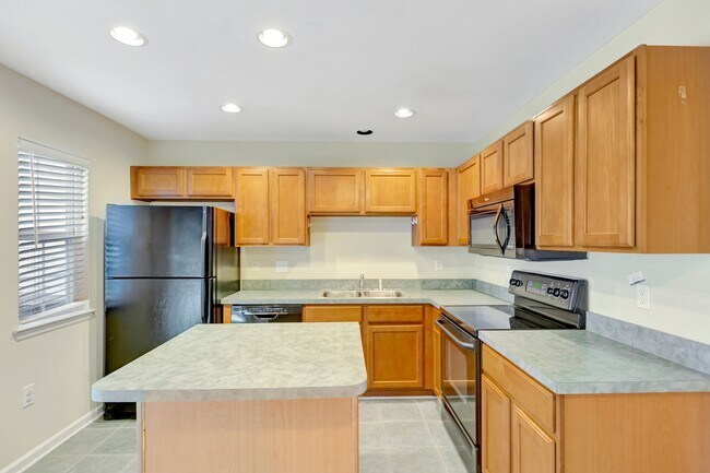 Building Photo - Townhouse available in Summer Wood!
