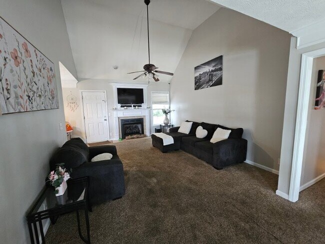 Building Photo - 692 Winding Bluff Way