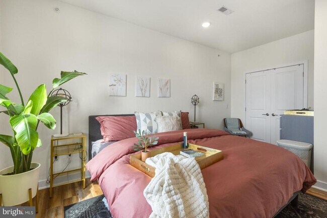 Building Photo - 2411 Kensington Ave