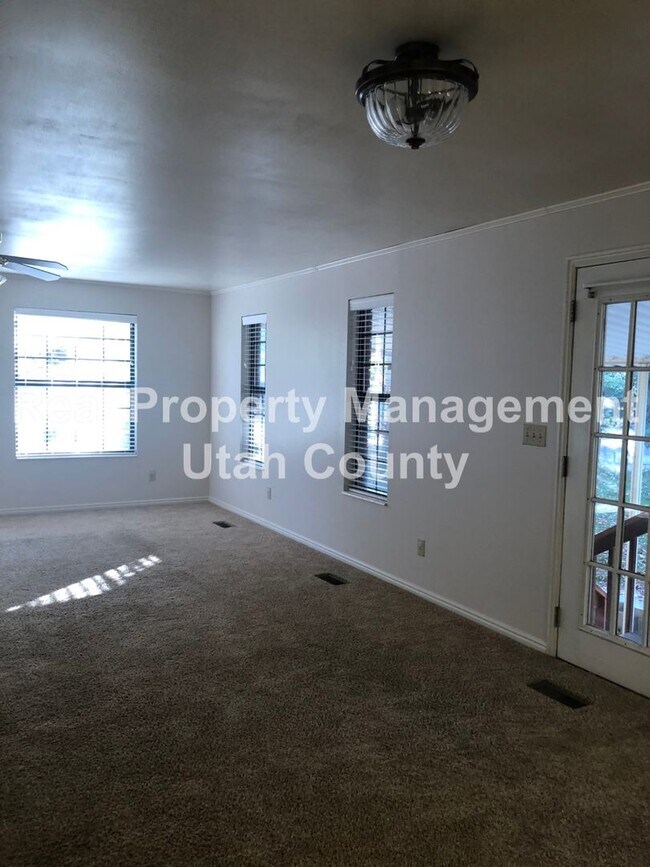 Building Photo - Spacious Lehi Home