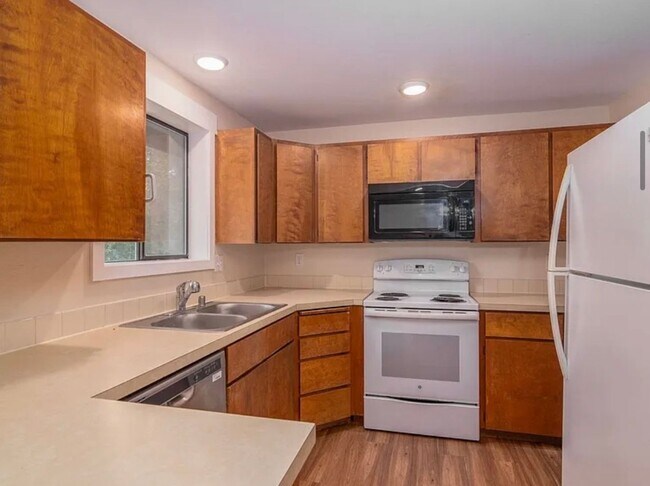 Building Photo - Spacious 4-Bedroom duplex Near EWU – Cheney, WA