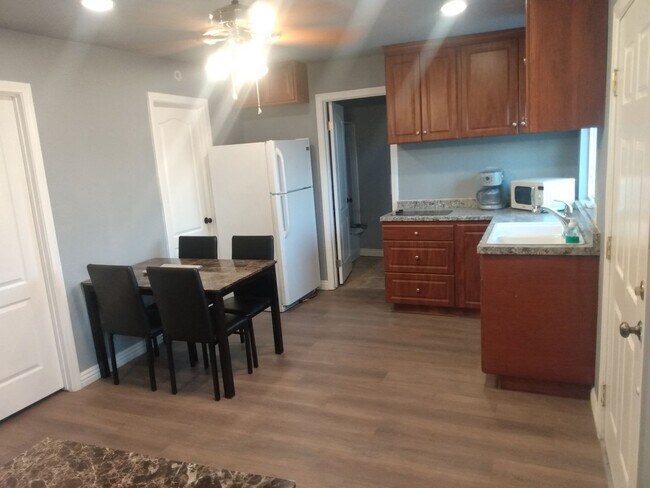 Building Photo - Charming 2BR House in Rosamond