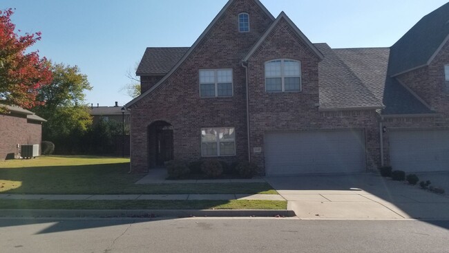 Primary Photo - 4 bed 2.5 bath townhome with 2 car garage