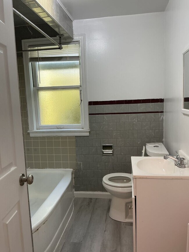 Building Photo - 118 College Pl