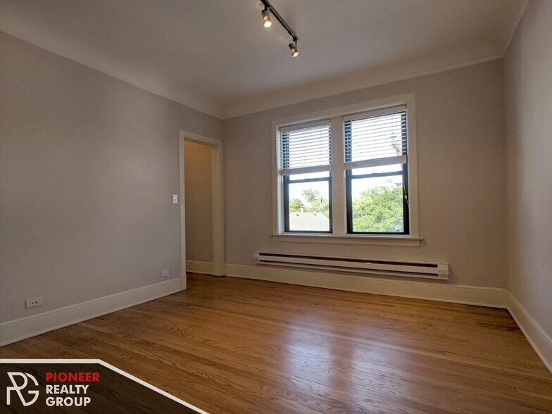 Primary Photo - 2329 N Rockwell St