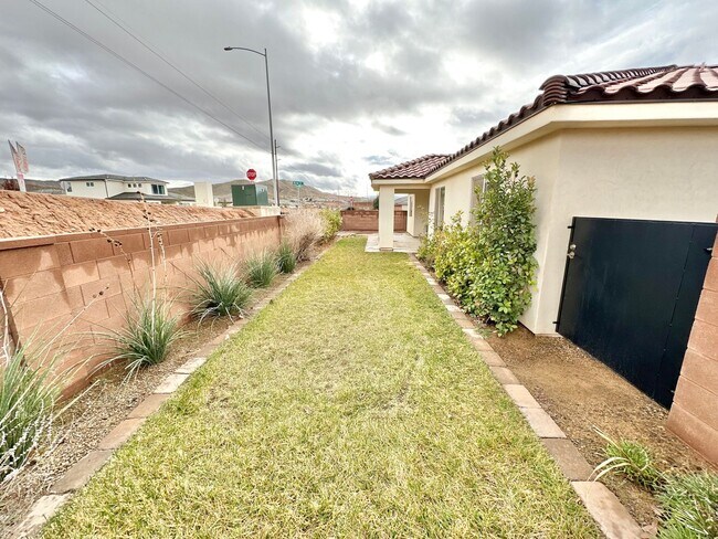 Building Photo - Beautiful Red Waters Home