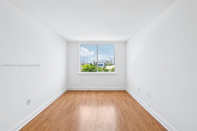 Building Photo - 1740 NW N River Dr