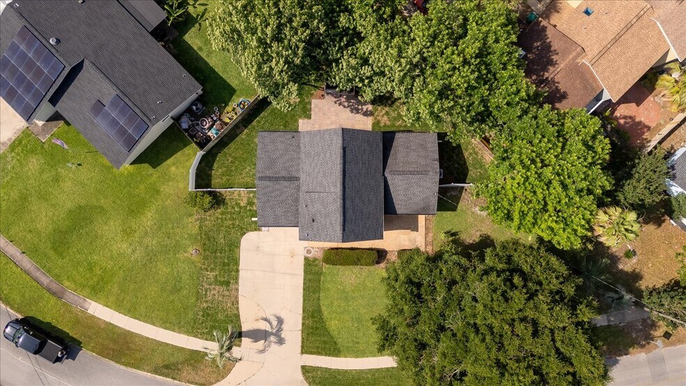 Building Photo - 817 N Lakeside Dr