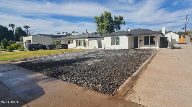 Building Photo - 2320 E Whitton Ave