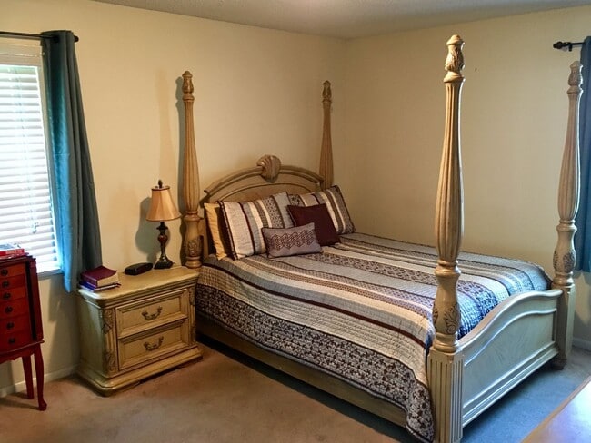 Building Photo - 5 BR 3 full BA House