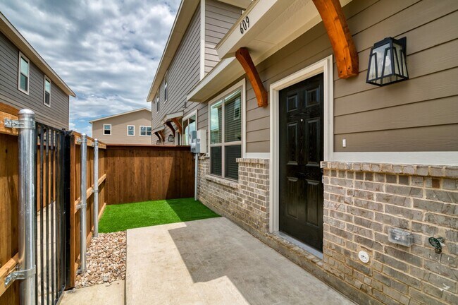Building Photo - 609 Harvest Moon Dr