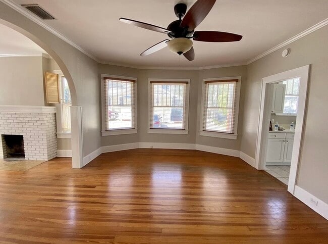 Building Photo - 865 13th Ave N