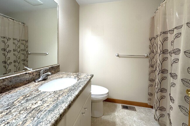 Building Photo - Beautiful Rambler in Gated Camaloch Golf c...