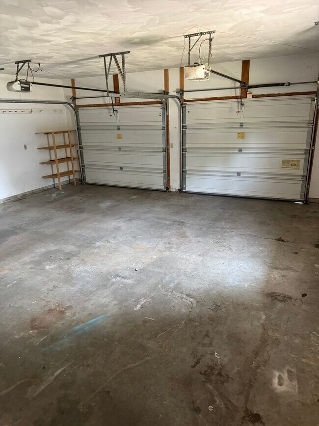 Building Photo - Spacious 3-Bedroom Home with Bonus Rooms i...