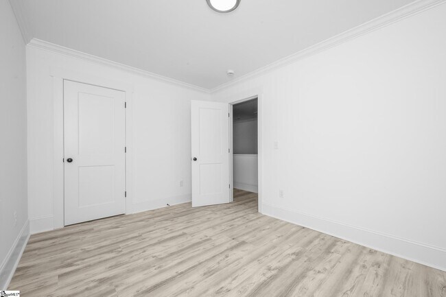 Building Photo - 305 Valley St