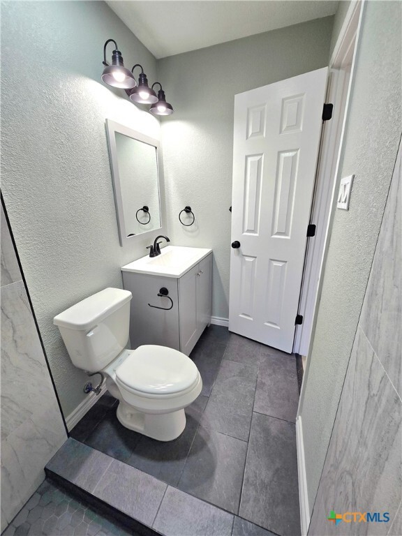 Building Photo - 1204 Amthor Ave