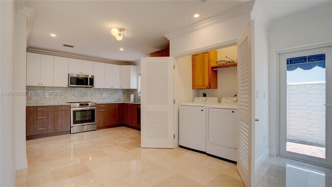 Building Photo - 500 SW 51st Ct