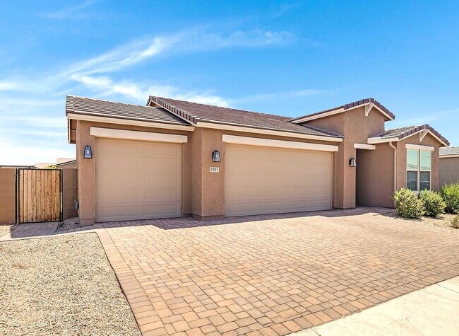 Building Photo - 4 BEDROOM RENTAL WITH 3 CAR GARAGE IN LOS PORTALES CASA GRANDE ARIZONA