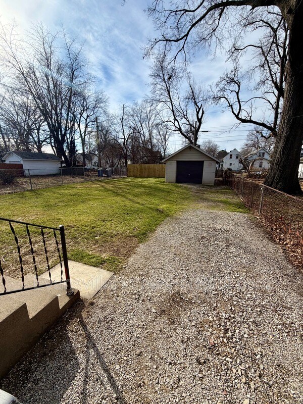 Building Photo - 513 S Kerth Ave