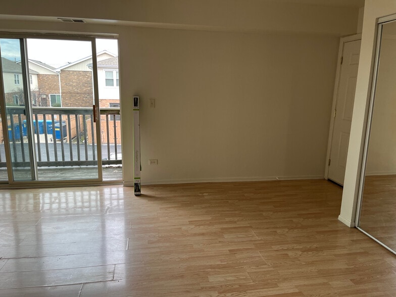 Building Photo - 3219 W Lake Ave