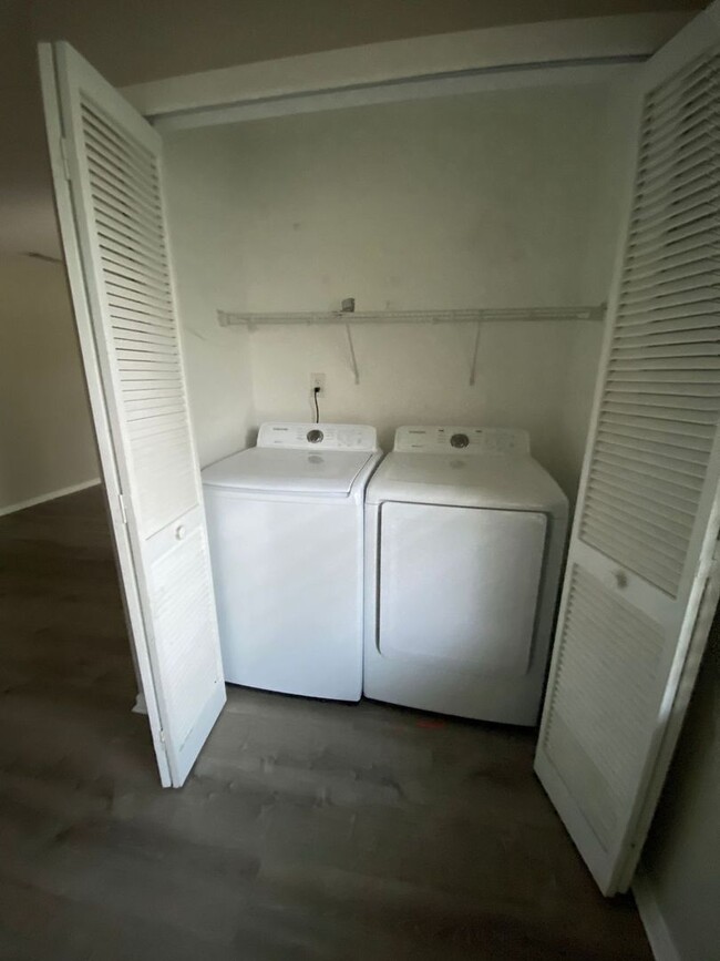 Building Photo - 2 Bedroom 1 Bath upstairs unit in Orlando ...