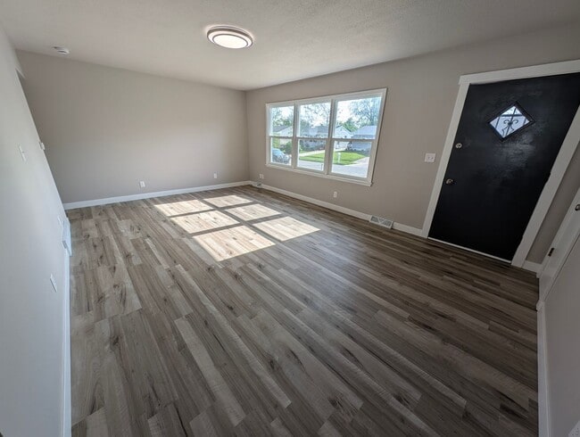 Building Photo - 3 Bedroom, 1 Bathroom house with garage an...