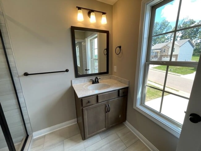 Building Photo - 3 Bedroom 2 1/2 Bathroom Home!