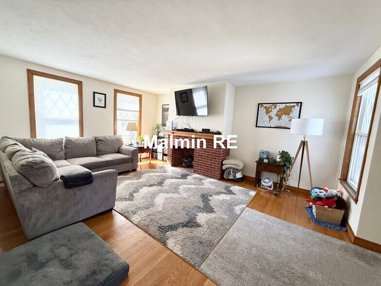 Building Photo - 920 E 4th St