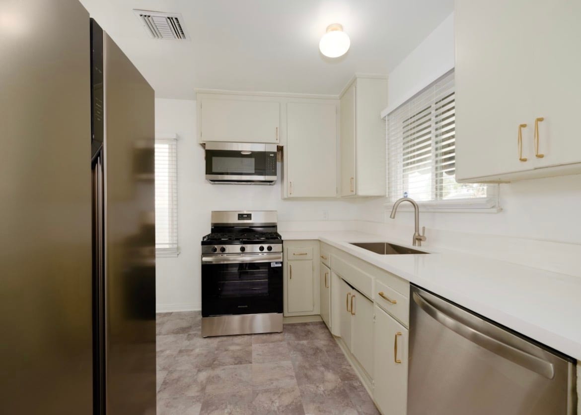 Building Photo - 8123 Lindley Ave