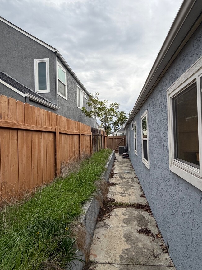 Building Photo - 1845 Blackhawk Ave